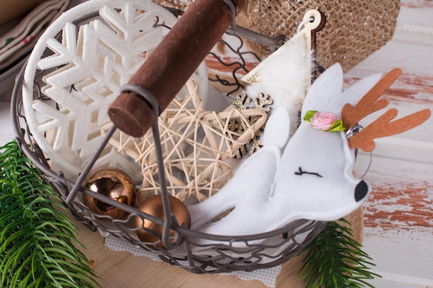 Juguetes de árbol de Navidad en la mesa Fondo de Navidad