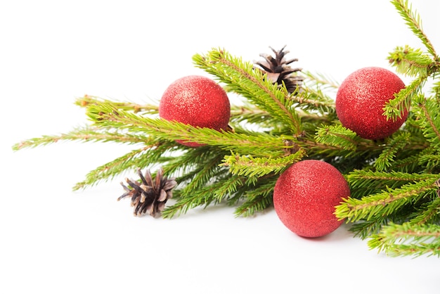 Juguetes del árbol de Navidad en la rama de un árbol de Navidad aislado sobre un fondo blanco, primer plano, espacio de copia