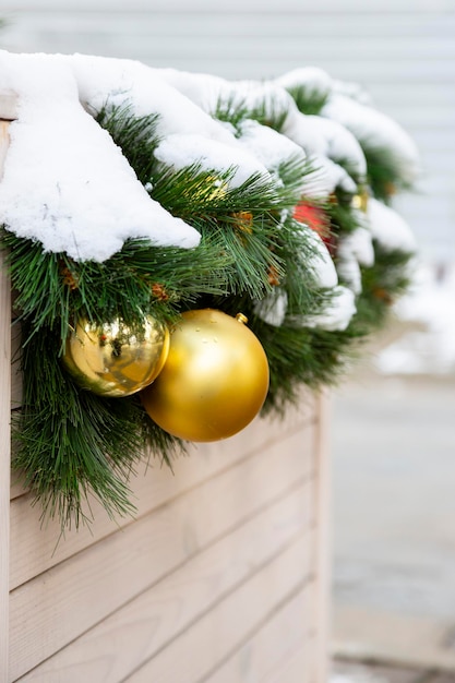 Juguetes de árbol de Navidad en ramas de abeto en la nieve El concepto de Año Nuevo y Navidad