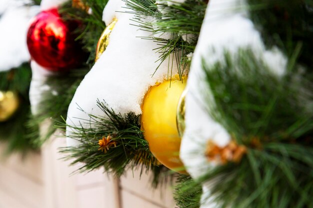 Juguetes de árbol de Navidad en ramas de abeto en la nieve El concepto de Año Nuevo y Navidad