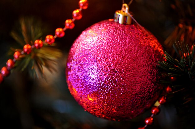 Juguetes en el árbol de navidad