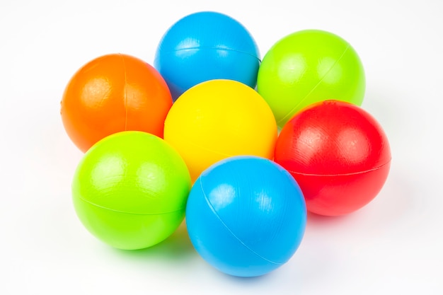 Juguetes de bolas de plástico de colores aislados