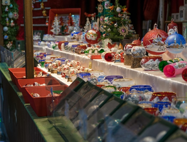 juguetes de colores navideños en las vacaciones