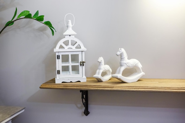 Juguetes de decoración de interiores Lámparas decorativas blancas de madera y caballos de cerámica en interiores caros