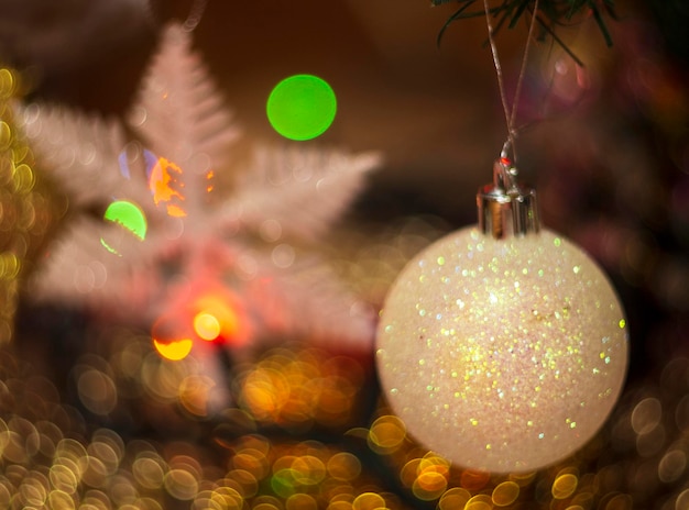 Juguetes y decoraciones de Navidad y Año Nuevo en el árbol de vacaciones rodeado de luces y bokeh
