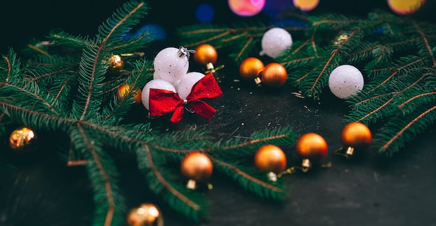 Juguetes para decorar el árbol de Navidad sobre un fondo bokeh con múltiples colores