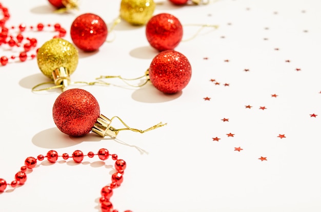 Juguetes decorativos navideños en color rojo y dorado con cuentas rojas para decoración y estrellas en blanco