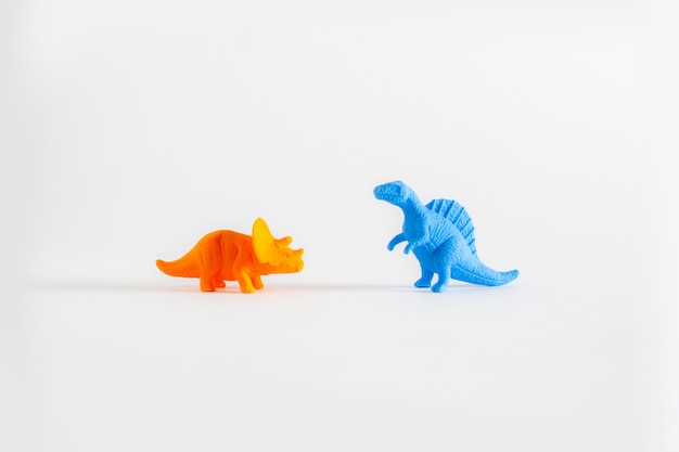 Juguetes de dinosaurio de plástico