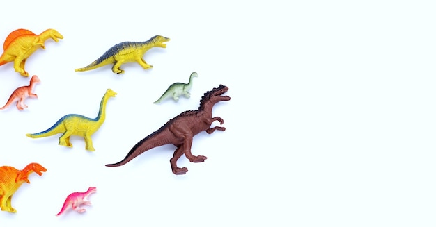 Juguetes de dinosaurios de plástico sobre fondo blanco Vista superior