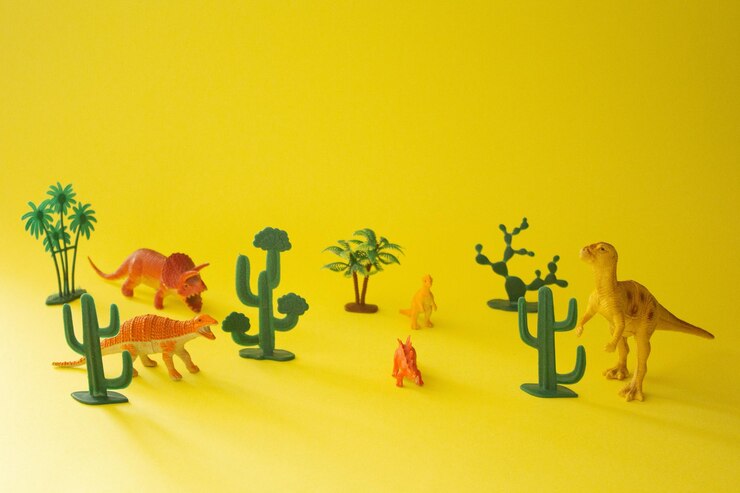 Juguetes dinosaurios sobre un fondo amarillo