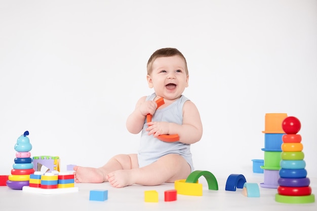 Juguetes educativos para bebés Juego de niños Juguetes de madera coloridos sobre fondo blanco Educación infantil