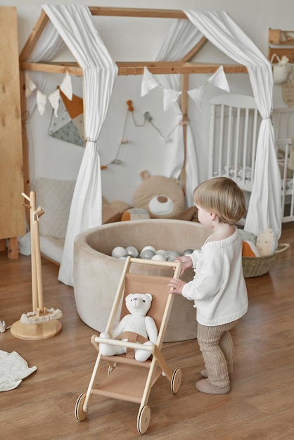 Juguetes educativos de madera para niños, decoración de guardería, sala de juegos de estilo escandinavo, cochecito de madera, bebé con carrito de madera