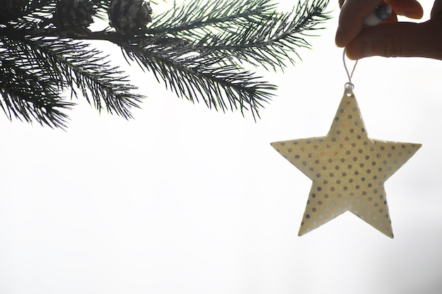 Juguetes hechos a mano de árbol de hoja perenne, copos de nieve, globos y rama de abeto sobre fondo de piedra, tarjeta de felicitación de Navidad con espacio para texto deseo