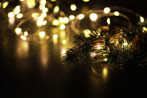 Juguetes hechos a mano de árbol de hoja perenne, copos de nieve, globos y rama de abeto sobre fondo de piedra, tarjeta de felicitación de Navidad con espacio para texto