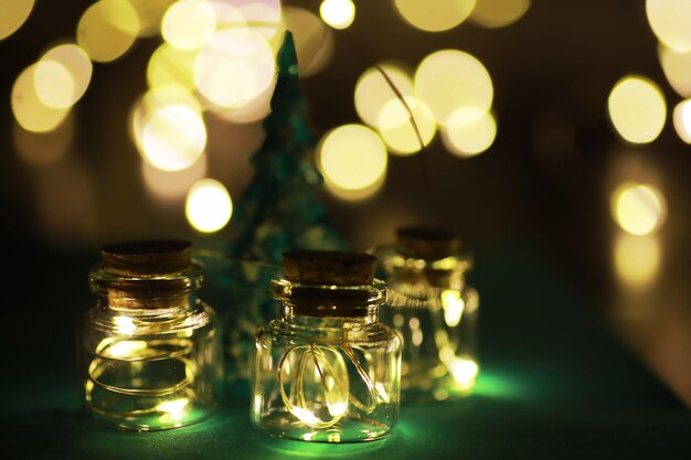 Juguetes hechos a mano de árbol de hoja perenne, copos de nieve, globos y rama de abeto sobre fondo de piedra, tarjeta de felicitación de Navidad con espacio para texto