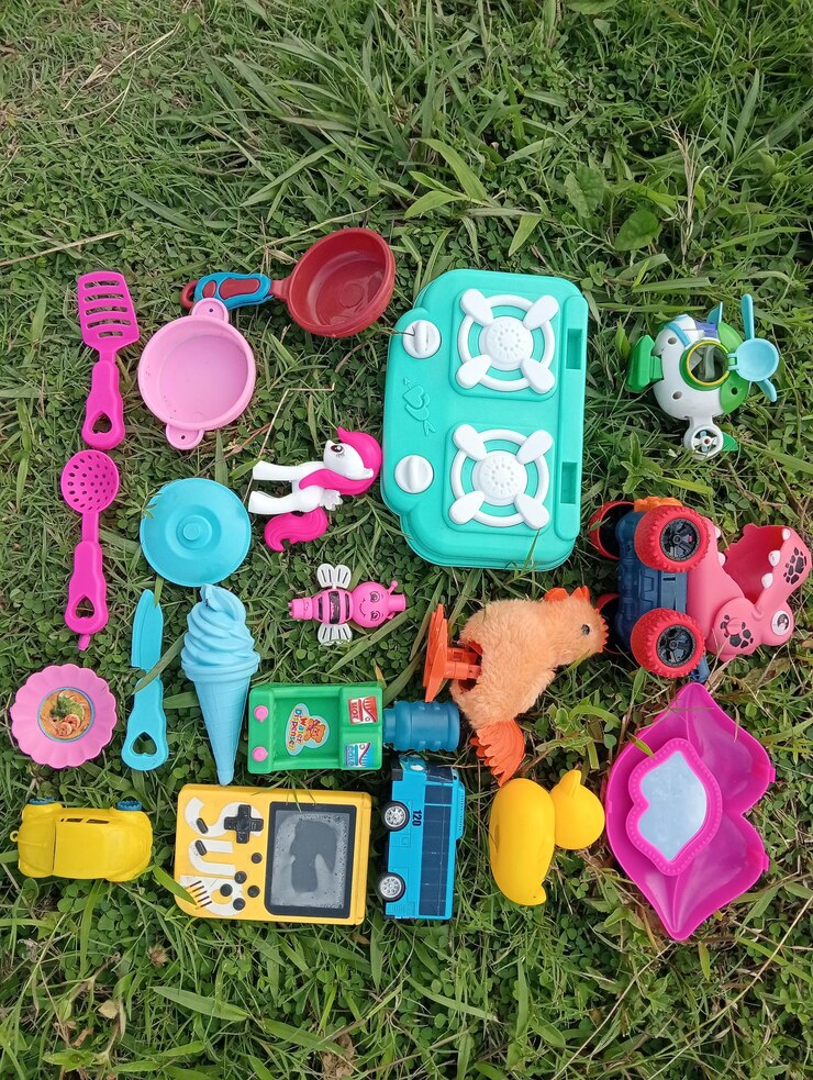 Foto juguetes infantiles coloridos sobre un fondo de hierba verde