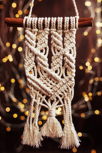 Juguetes de macramé de Navidad sobre fondo oscuro Materiales naturales hilo de algodón cuentas de madera y palo Decoraciones ecológicas adornos decoración hecha a mano Vacaciones de invierno y año nuevo