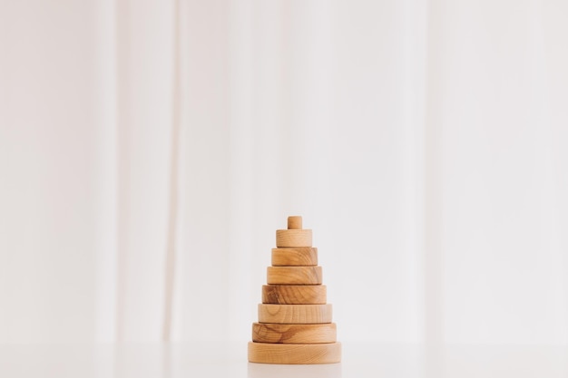 Foto juguetes de madera aislado sobre fondo blanco.