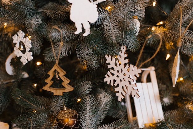 Juguetes de madera del árbol de Navidad en el árbol de Navidad