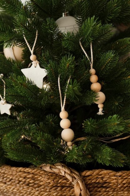 Juguetes de madera colgados en el árbol de Navidad