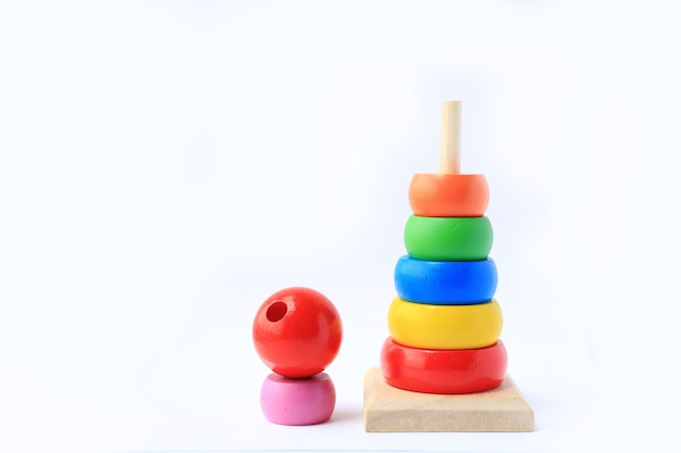 Juguetes de madera de colores para niños.