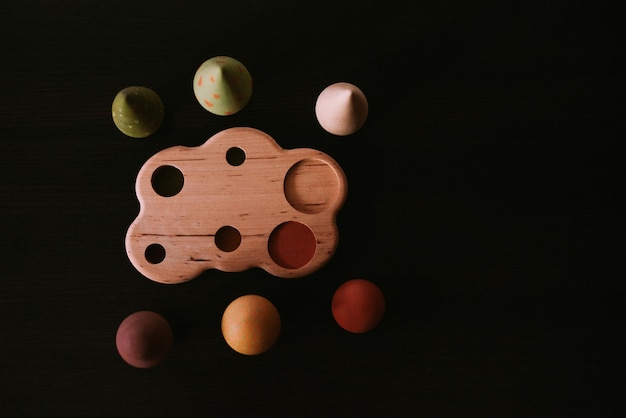 Juguetes de madera en la habitación de los niños.