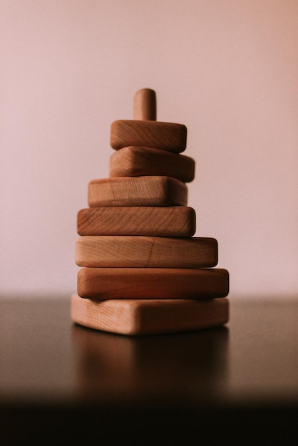 Juguetes de madera en la habitación de los niños.