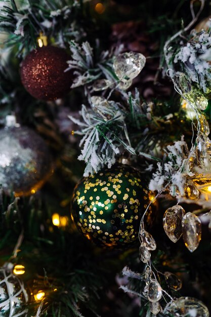 Juguetes multicolores en el árbol de navidad de cerca