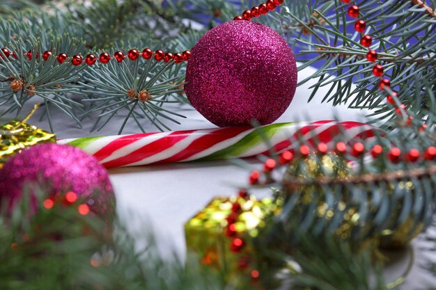Juguetes de Navidad bastón de caramelo ramas de los árboles de Navidad sobre un fondo claro concepto de Navidad Vista de cerca desde arriba
