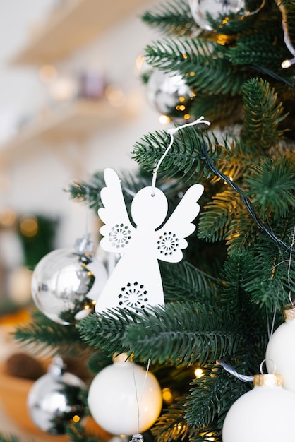 Juguetes de Navidad blanca en el primer plano del árbol de Navidad