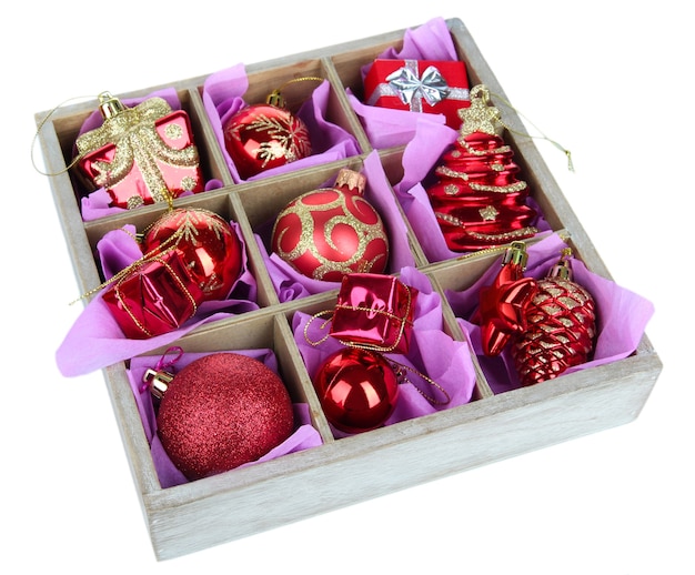 Juguetes de Navidad en caja de madera aislado en blanco