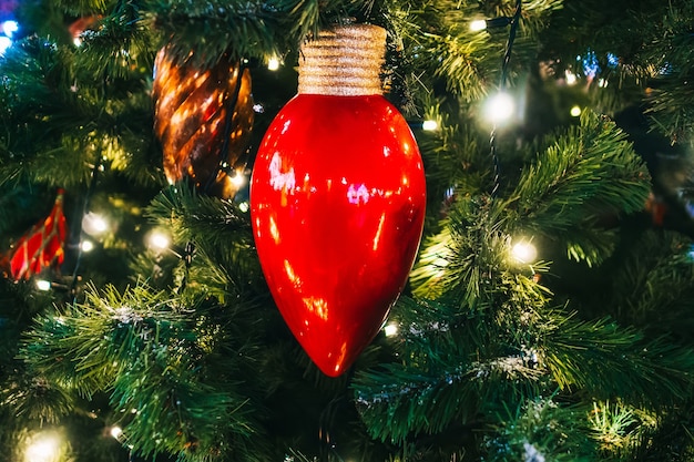 Juguetes de Navidad y guirnaldas en el árbol de Navidad. De cerca