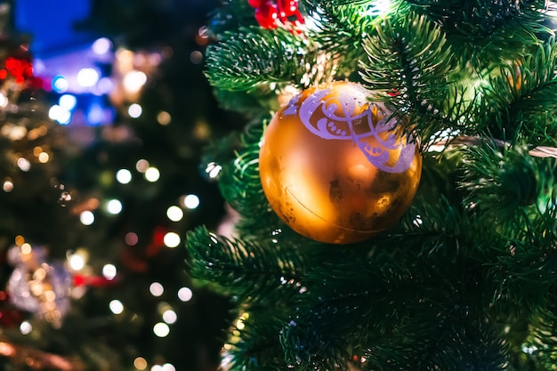 Juguetes de Navidad y guirnaldas en el árbol de Navidad. De cerca