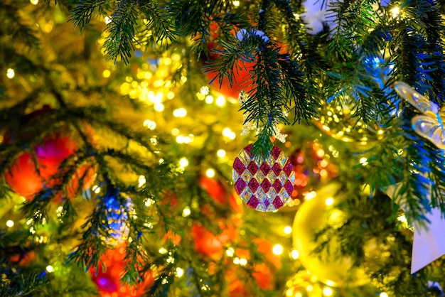 Foto juguetes de navidad en la nieve en el árbol