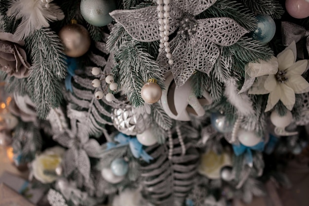 juguetes de Navidad plateados en el árbol Árbol de Navidad con juguetes plateados y blancos en el interior