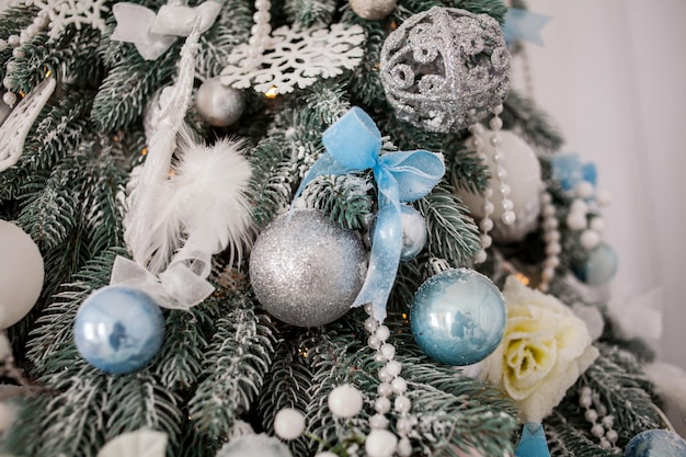 juguetes de Navidad plateados en el árbol Árbol de Navidad con juguetes plateados y blancos en el interior