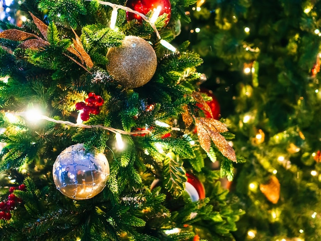 Juguetes de Navidad en el primer plano del árbol de Navidad