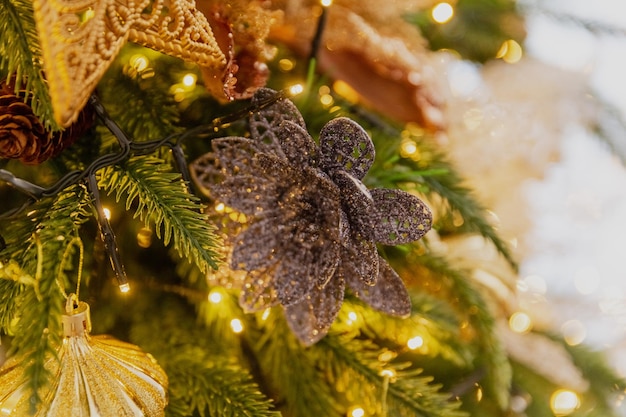 Juguetes de Navidad de primer plano en el árbol