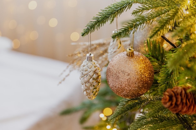 Juguetes de Navidad de primer plano en el árbol