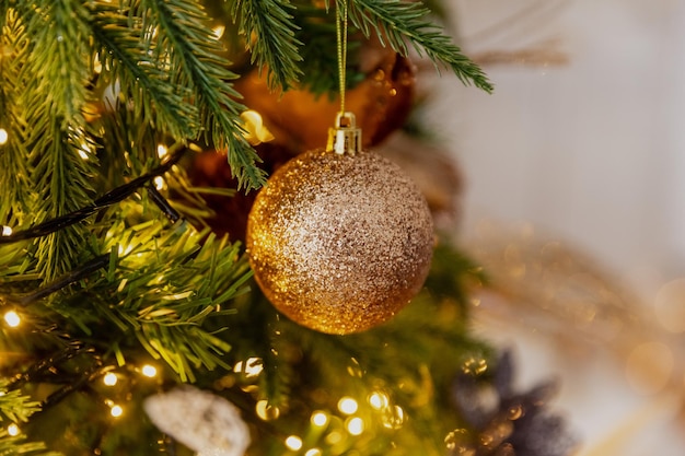 Juguetes de Navidad de primer plano en el árbol