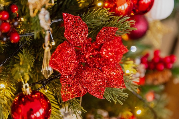 Juguetes de Navidad de primer plano en el árbol