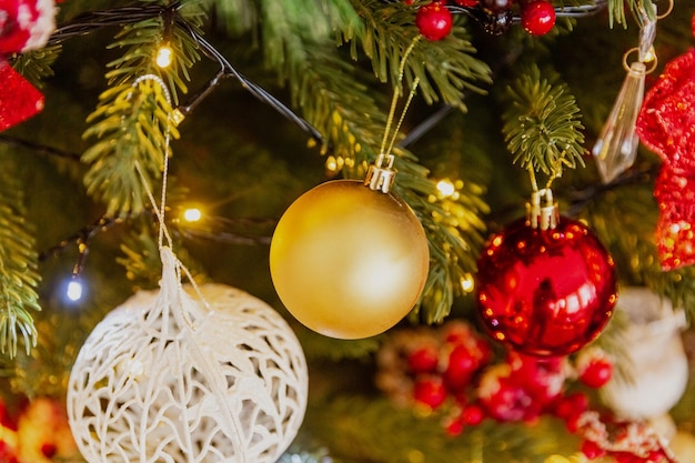 Juguetes de Navidad de primer plano en el árbol