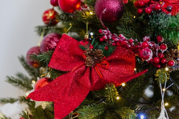 Juguetes de Navidad de primer plano en el árbol