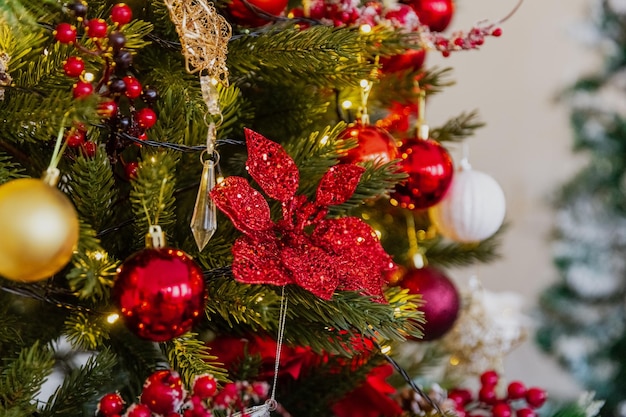 Juguetes de Navidad de primer plano en el árbol