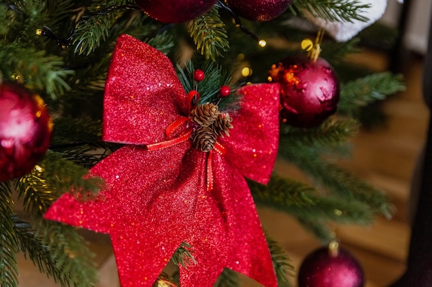 Juguetes de Navidad de primer plano en el árbol