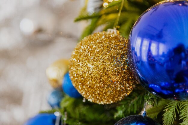 Juguetes de Navidad de primer plano en el árbol