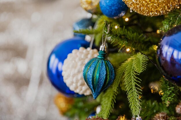 Juguetes de Navidad de primer plano en el árbol