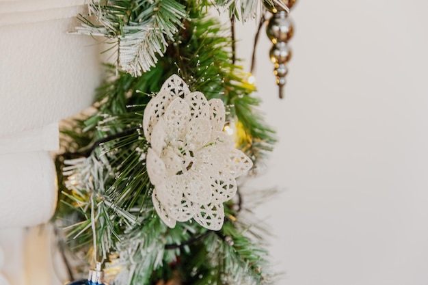 Juguetes de Navidad de primer plano en el árbol