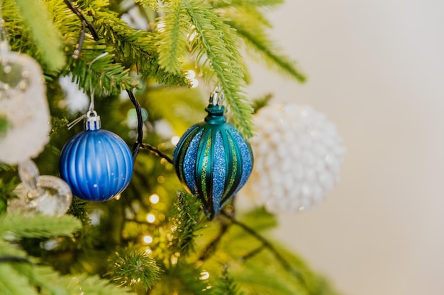 Juguetes de Navidad de primer plano en el árbol