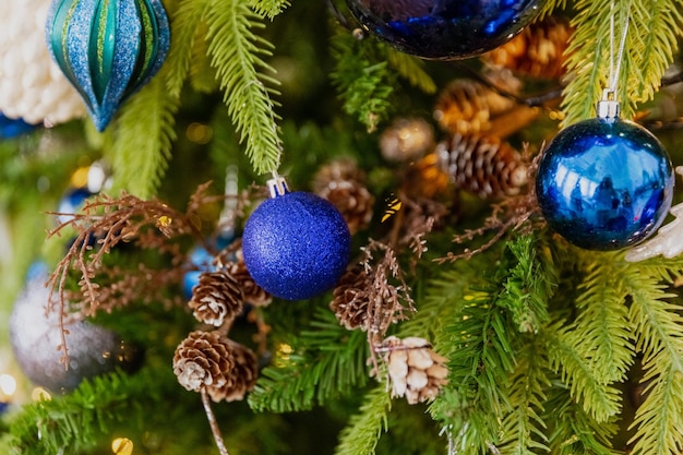 Juguetes de Navidad de primer plano en el árbol